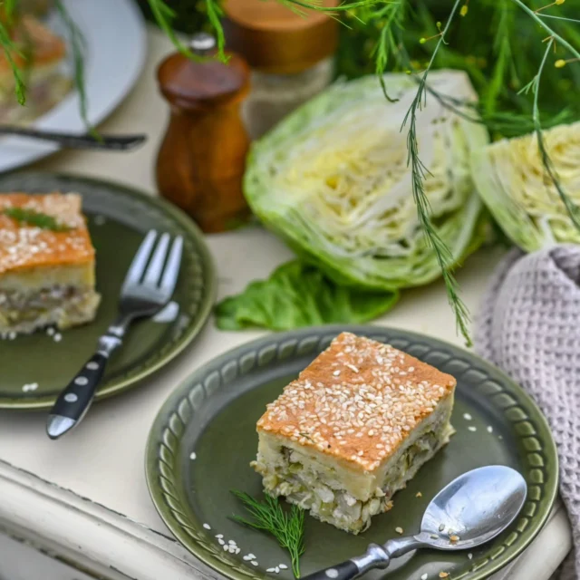 See majoneesibiskviidiga kapsapirukas on meil üks lemmikuid. 
Seekord sai sisse viidud väikesed muudatused. 
Tainas kasutasin küüslaugumajoneesi ja täidise kapsale sibulat ja peekonit. Sai väga mõnus!

Majoneesibiskviidiga kapsapirukas
3 suuremat muna
1 sl hapukoort
5 kuhjaga supilusikatäit jahu
210 g tavalist või küüslaugumajoneesi
0,5 tl soodat + 0 5 tl äädikat, lusikas kokku segatuna
1 sibul hakituna
100 g peekonit
0,5 kg kapsast peente ribadena
Soola ja pipart
Võid või õli/või segu
Valmistamine:
Haki sibul ja kapsas. Kuumuta pann ning prae tükeldatud peekonit ja lisa siis pannile sibul ja kapsas. Vajadusel lisa võid või õli. Prae, kuni kapsas on veel kergelt krõmpsuv. Maitsesta soola ja pipraga.
Taina jaoks vahusta munakollased, lisa hapukoor, jahu, majonees, omavahel kokku segatud äädikas ja sooda. Vahusta munavalged ning sega ettevaatlikult ülejäänud taina sisse.
Määri ahjuvorm võiga, kalla pool tainast vormi põhja. Sinna peale laota läbipraetud kapsas. Kalla kapsale teine pool tainast ning küpseta ahjus 180-200 kraadi juures kuni pirukas on kulpruuni värvusega ning tainas ei jää enam tiku külge.
Maitseb hästi nii soojalt kui ka järgmisel päeval jahtunult.

#koostöö
#polvenfoods 
#tuulimathisen 
#tuuliretseptid